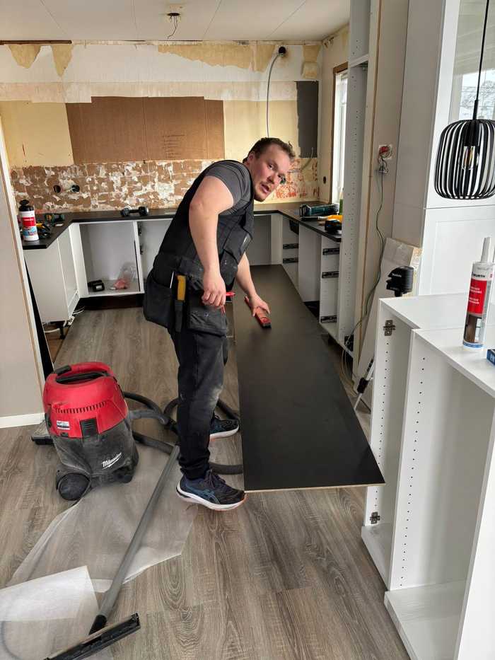 Aslak retter av en benkeplate under montering