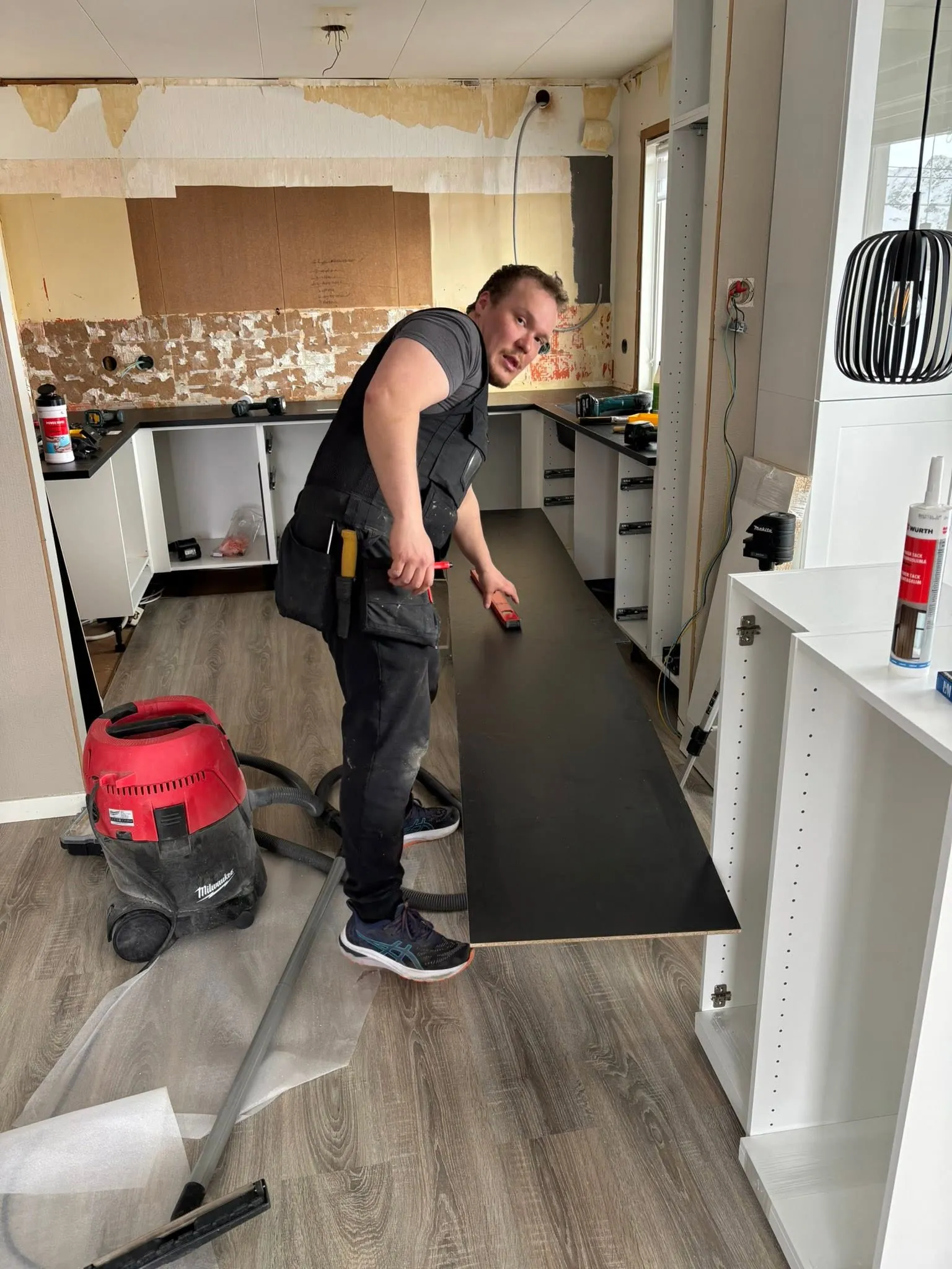Aslak retter av en benkeplate under montering