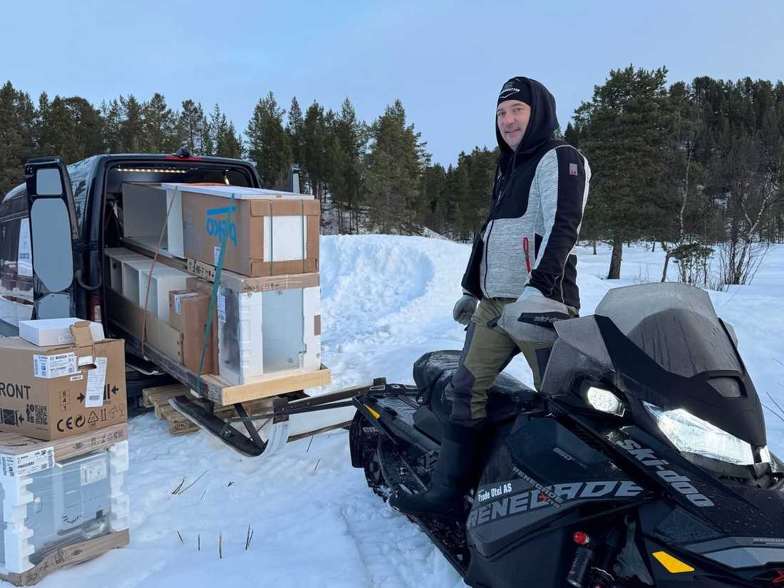 Niku med snøscooter og varebil lastet med kjøkkenskap og hvitevarer