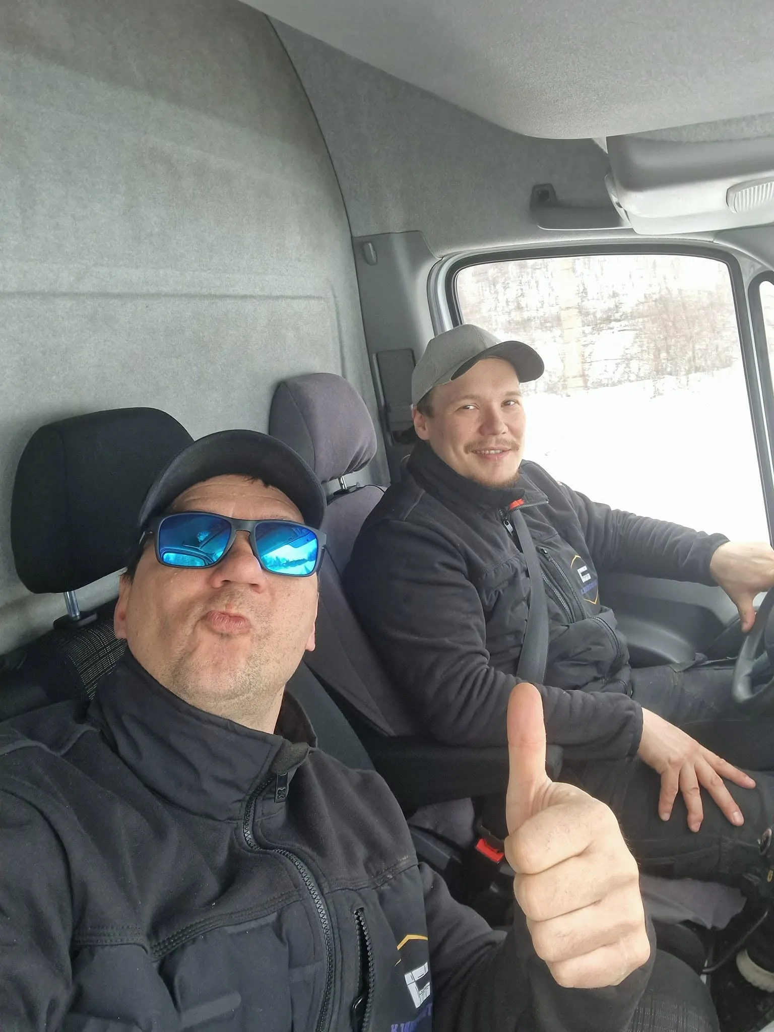 Niku og Aslak i firmabilen på vei til jobb