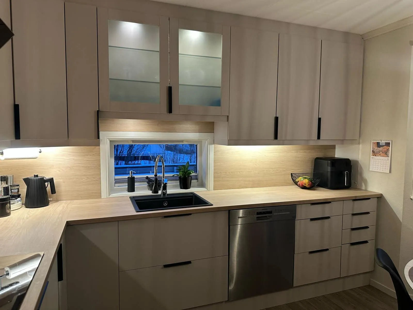 Beige kjøkken med trepanel